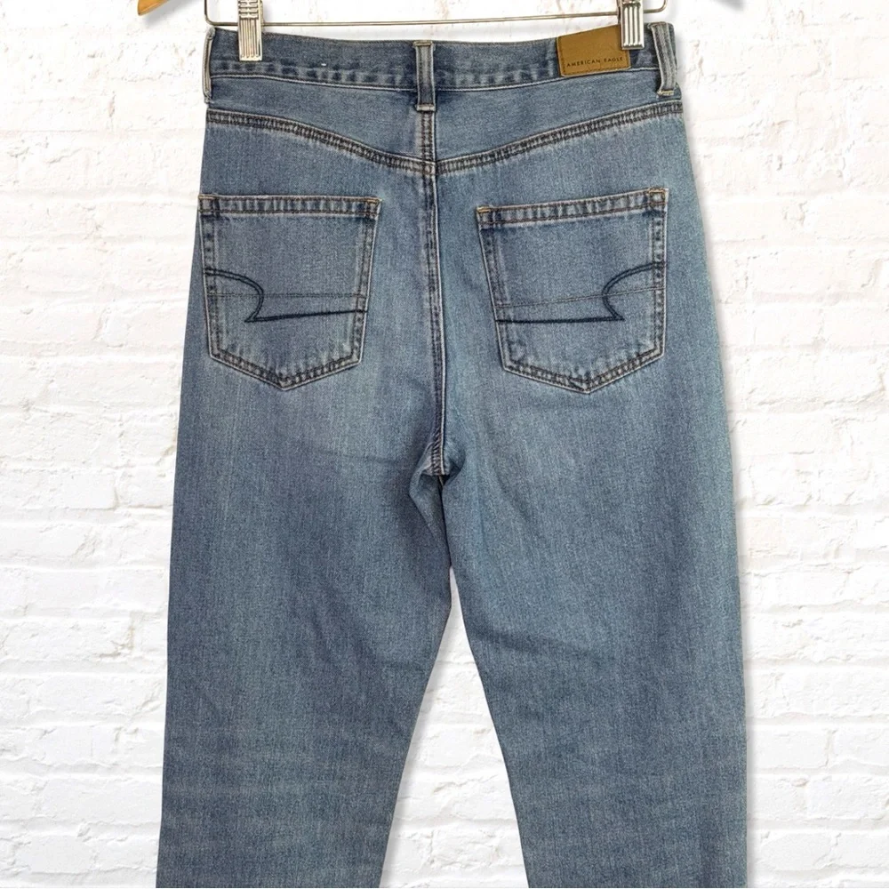 American Eagle AE High Rise Mom Jeans Ripped Knees Size 2 Regular Medium Wash